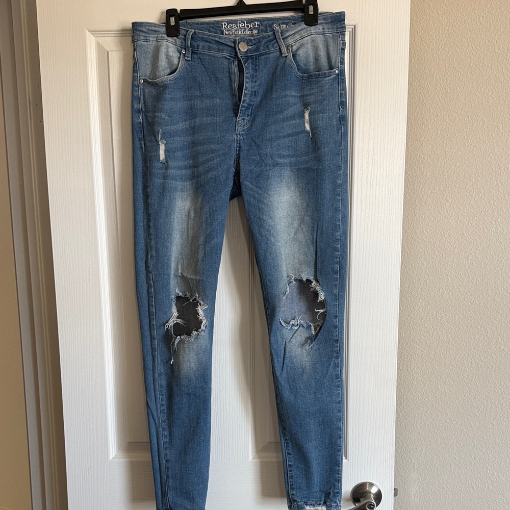Distressed Light Wash Skinny Jeans with Knee Rips